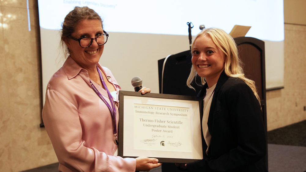 Lizzy receiving the award at the Immunology Research Symposium (IRS)